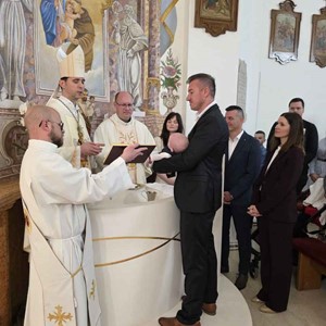 Biskup Kovač krstio šesto dijete obitelji Jeđud u Brezovici